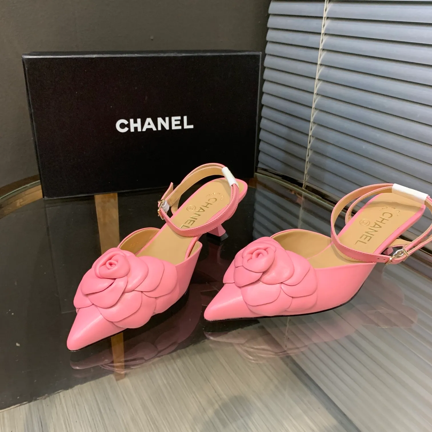 👟👟Ex-factory price 600👟👟 🍀Chanel's new flagship series of sandals in the counter are newly released 2022S summer series, exquisite retro shoes, the latest camellia flower design of Jindian Xiaoxiang on the upper is exquisite and fashionable, a popular model among domestic and foreign bloggers Upper: original Italian imported sheepskin original one-to-one sheepskin handmade camellia🌸 Inner lining: imported mixed sheepskin lining Outsole: Genuine leather outsole imported from Italy Size number: 35-39 (40, 41 customization is non-returnable) Heel height: 4cm Delivered with luxurious latest counter packaging